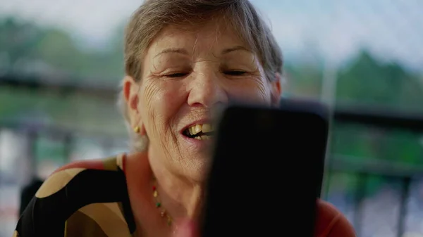 Adegan Joyful Video Connection Dari Nenek Tua Berbicara Dengan Anggota — Stok Foto