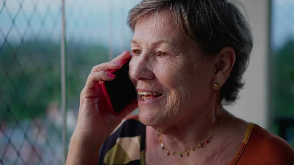 Wanita Tua Yang Bahagia Berbicara Telepon Memegang Smartphone Telinga Satu — Stok Foto