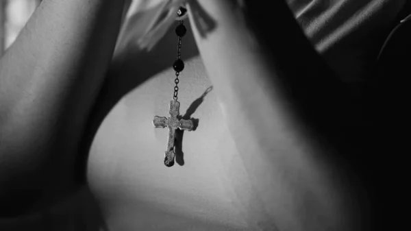 天主教十字架和玫瑰在祈祷中的特写象征着黑人和白人单色宗教精神的希望和信仰 — 图库照片