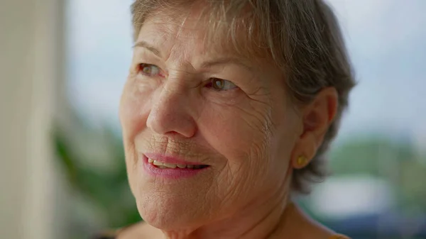 Leende Glad Äldre Kvinna Närbild Ansikte Känner Sig Fri Äldre — Stockfoto