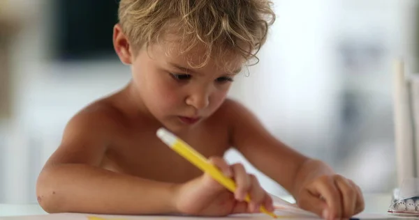 Jovem Menino Criança Desenho Infantil Papel Com Caneta Cor Amarela — Fotografia de Stock