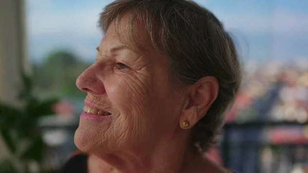 Glad Senior Kvinna Profil Ansikte Leende Medan Tittar Stadsutsikt Från — Stockfoto