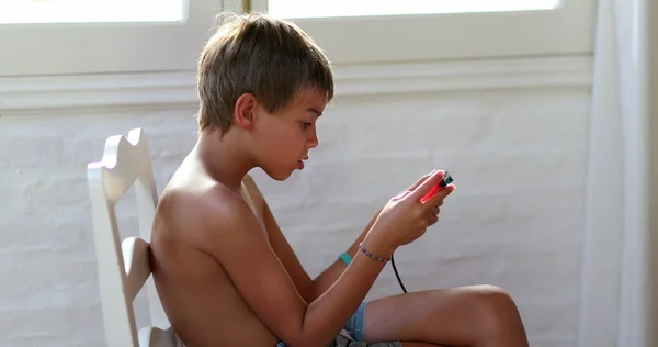 Junge Beim Online Spielen Hause Aufrichtiges Kind Spielt Videospiel Hause — Stockfoto
