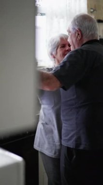 Ev mutfağında dans eden son sınıf çifti. Otantik yaşlı Kafkasyalı karı koca birlikte dans ediyor.
