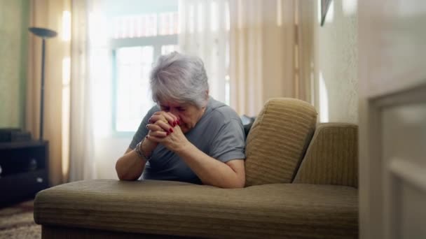 Mujer Caucásica Mayor Solitaria Meditando Oración Esperanzadora Hogar Personas Mayores — Vídeos de Stock