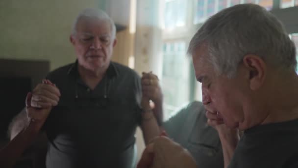 Anziani Religiosi Preghiera Casa Mentre Tengono Mano Dio Raggio Splende — Video Stock