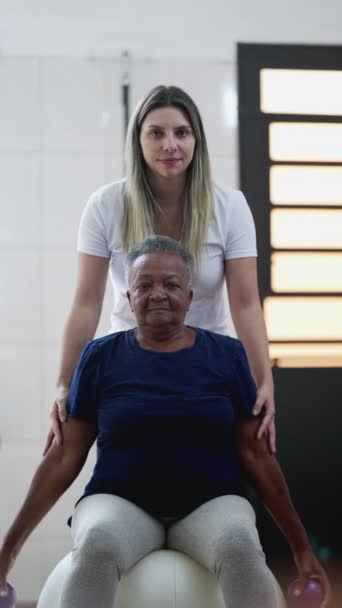Trenerka Fitness Pomaga Starszej Czarnej Kobiecie Ćwiczyć Jajami Starsza Osoba — Wideo stockowe