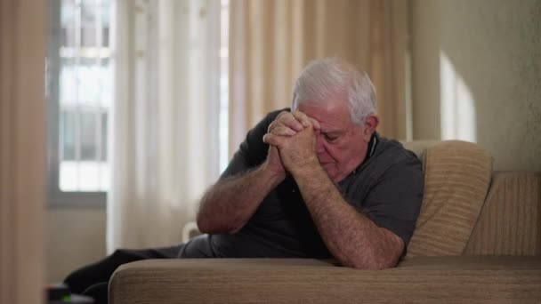 Homme Caucasien Âgé Fidèle Engageant Dans Prière Solennelle Maison Personne — Video