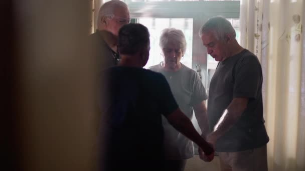 Candid Senior Group Betrokken Gebed Zonnestralen Streamen Door Misty Window — Stockvideo
