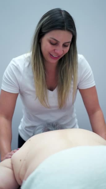温泉身体治疗师按摩病人的背部 一位照顾妇女健康和幸福的女性理疗师 垂直录像 — 图库视频影像