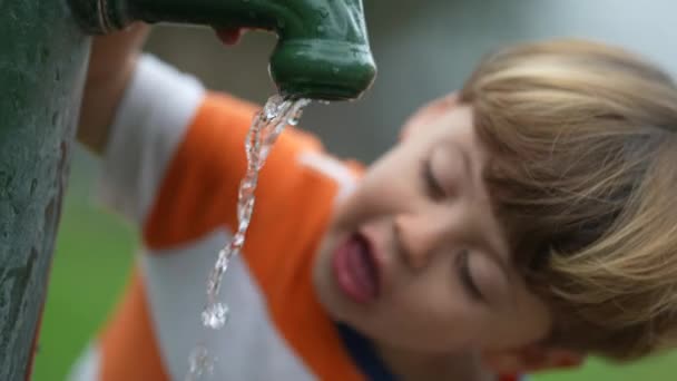 Один Маленький Мальчик Пил Воду Общественного Крана Парке Дети Пьют — стоковое видео
