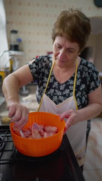 Geleneksel Kıdemli Kadın Yemek Pişirme Karıştırma Baharat Karıştırma Yaşlarda Yaşlı — Stok video