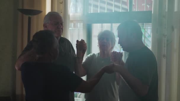 Candid Senior Houdt Elkaars Hand Vast Terwijl Samen Met God — Stockvideo