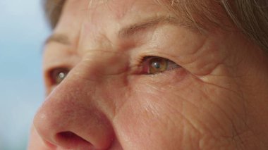 Derin bir yansımada dalgın, son sınıf öğrencisi bir kadın. Düşünceli yaşlı bayan göz detayı.