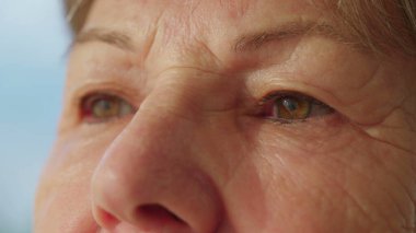 Derin bir yansımada dalgın, son sınıf öğrencisi bir kadın. Düşünceli yaşlı bayan göz detayı.