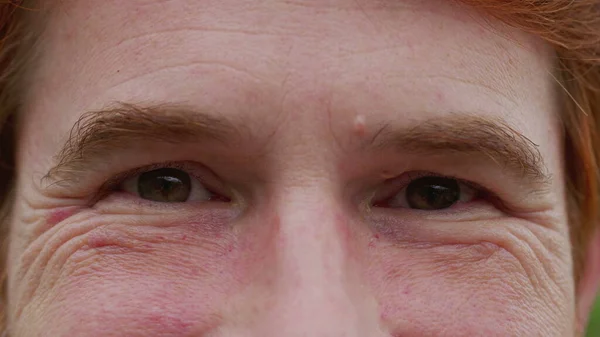 Man Dengan Serius Judgemental Emotion Macro Menutup Mata Seorang Laki — Stok Foto