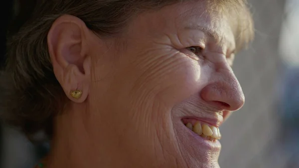 Profil Wajah Close Dari Seorang Wanita Tua Yang Bahagia Tersenyum — Stok Foto