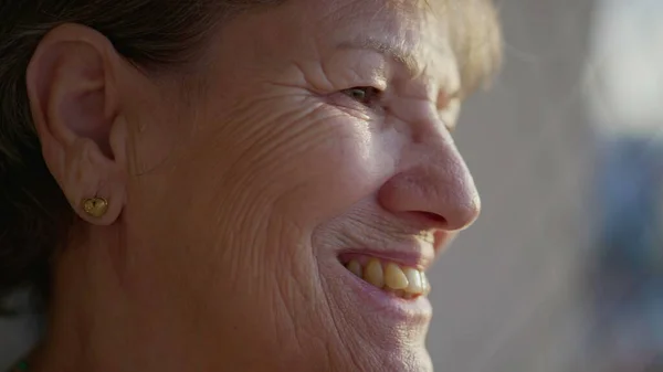 Profil Närbild Ansikte Glad Senior Kvinna Leende Känsla Glädje Och — Stockfoto