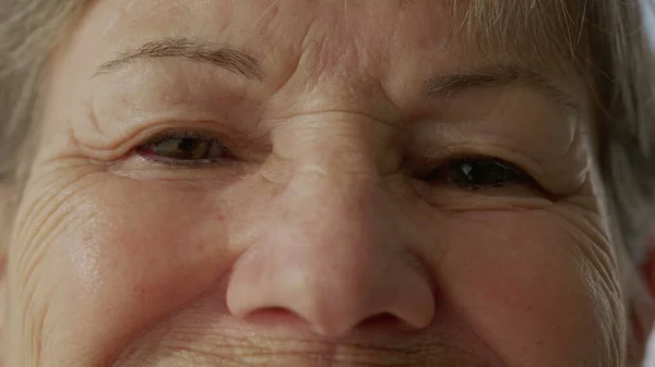 Wanita Senior Menutup Mata Dalam Kontemplasi Dalam Close Makro Rincian — Stok Foto