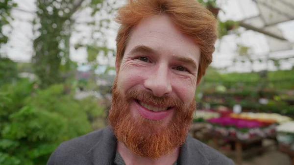 Arka Planda Yeşil Bir Çevreyle Kameraya Gülümseyen Mutlu Kızıl Saçlı — Stok fotoğraf