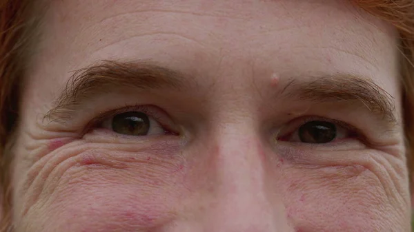 Счастливое Макро Выражение Глаз Молодого Человека Смотрящего Улыбающуюся Камеру Рыжеволосый — стоковое фото