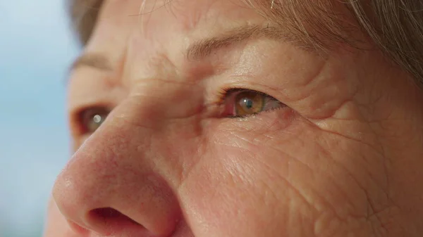 Mata Close Wanita Senior Yang Pendiam Dalam Refleksi Mendalam Kontemplatif — Stok Foto