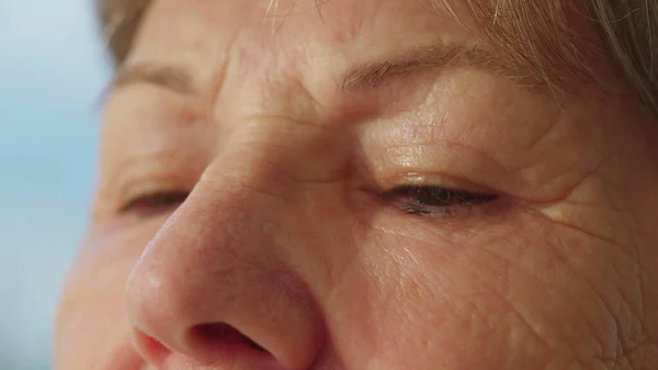 Mata Close Wanita Senior Yang Pendiam Dalam Refleksi Mendalam Kontemplatif — Stok Foto