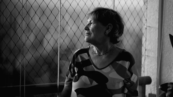 Yansımanın Yalnızlığı Yaşlardaki Depresif Yaşlı Kadın Monokromatik Dinginlikteki Yaşam Anlarını — Stok fotoğraf