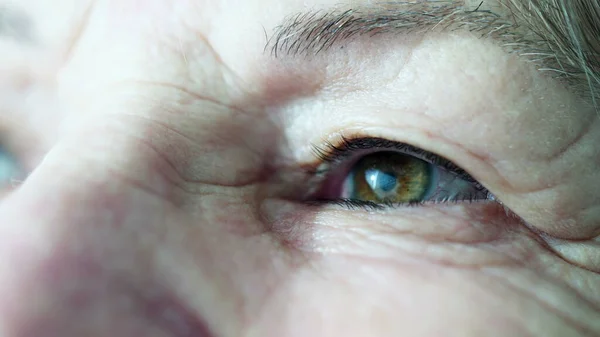 Olho Enrugado Pessoa Idosa Sábio Mais Velho Mulher Close Olhos — Fotografia de Stock