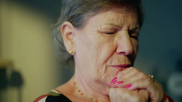 Seniorin Tief Gebet Großaufnahme Eines Älteren Treuen Gesichts Besinnliches Thema — Stockfoto