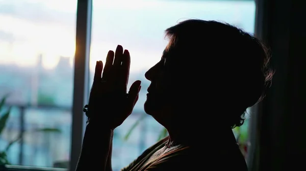 Silhueta Uma Mulher Idosa Oração Hoem Assegurando Pôr Sol Idosos — Fotografia de Stock