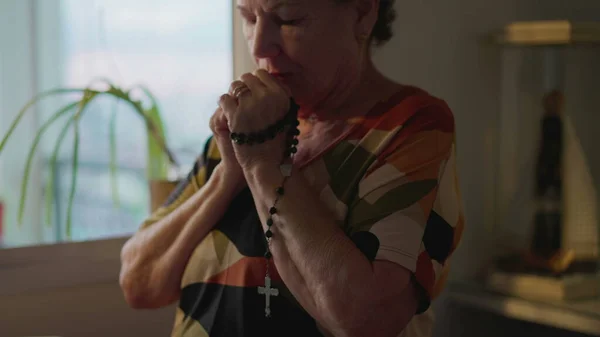 종교적 가톨릭 할머니가 명상을 집에서 기도를 믿음을 사람들 — 스톡 사진