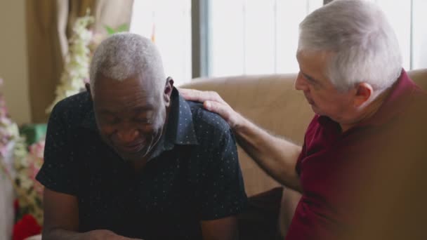 Старший Афроамериканец Опирается Друга Поддержки Трудные Времена Человек Страдающий Психическими — стоковое видео