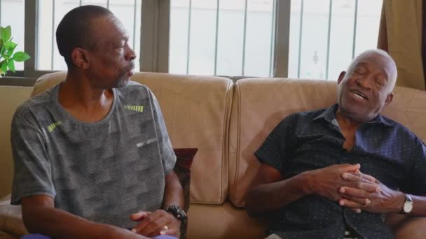 Pai Brasileiro Negro Sênior Falando Com Filho Adulto Sentado Sofá — Vídeo de Stock