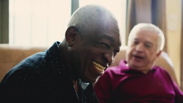 一个有魅力的黑人老人对朋友的笑话笑着 在笑声中谈笑风生 — 图库视频影像