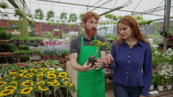 Щасливий Співробітник Магазину Квітів Допомагає Клієнту Приймати Квіти Ходячи Всередині — стокове фото