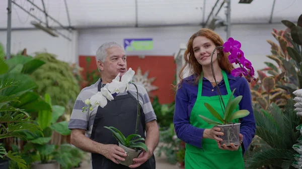 Funcionários Horticultura Caminhando Com Flores Corredor Loja Uma Jovem Mulher — Fotografia de Stock