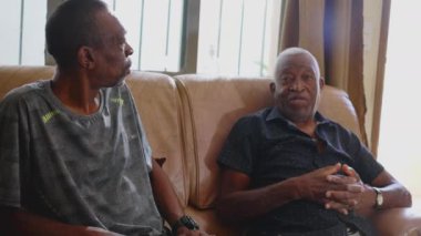 Üst düzey Brezilyalı Baba ve Yetişkin Oğul arasındaki sıradan bir sohbet.