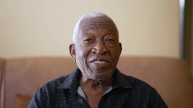 Kameraya konuşan mutlu siyahi son sınıf öğrencisi bir kadın, Afrikalı Amerikalı yaşlı bir insanın aile yakınlarıyla webcam bakış açısıyla konuştuğu POV video konferansı.