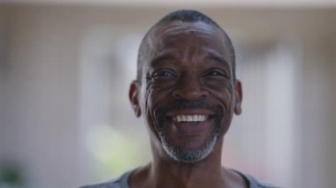 Orta yaşlı, kameraya gülümseyen mutlu siyah Brezilyalı bir adamın portresi. Afrikalı bir Amerikalının yakın plan yüzü.