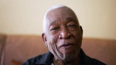 Kameraya bakan siyah, yaşlı Brezilyalı bir adamın yakın çekimi. Afrikalı Amerikalı yaşlı bir kişinin portresi