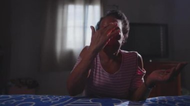 Bir Katolik Siyahi Yaşlı Kadın Çapraz İşaretler 'i yapıyor. İbadethanedeki Dindar Yaşlı Kadın