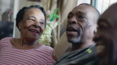 Otantik Brezilyalı Orta Çağ Siyahi Oğlu ve Yaşlı Ebeveynler Evdeki Koltukta Oturuyorlar