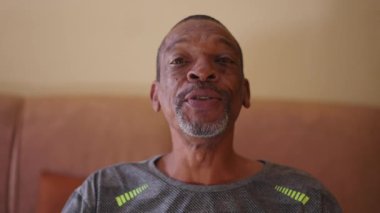 POV video konferansında kameraya konuşan siyah Brezilyalı bir adamın yakın çekim yüzü. Konuşan kişinin bakış açısı