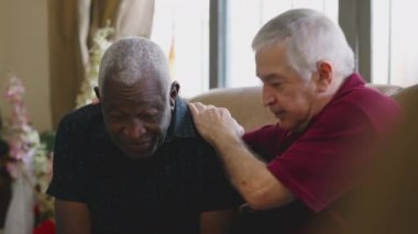 Zor zamanlarda yardım ve destek veren eski bir dost. Afrika kökenli Amerikalı son sınıf öğrencileri sorunlarla mücadele ediyor