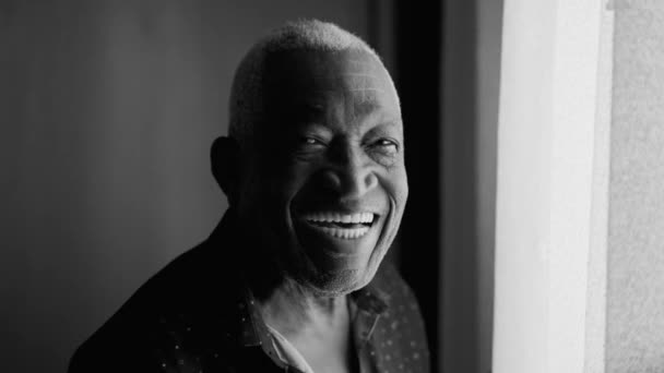 Een Vrolijke Zwarte Oudere Man Portret Gezicht Close Glimlachen Lachen — Stockvideo