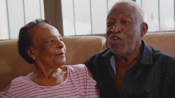 Coppia Anziana Pensione Conversare Insieme Sul Divano Nero Brasiliano Marito — Video Stock
