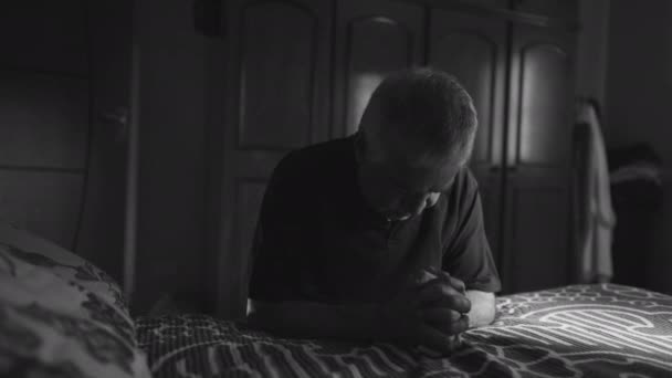 Dramatic Senior Man Kneeling Prayer Bedside Worshiping God Faith Hope — Stock Video