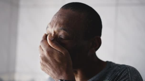 Een Peperdure Zwarte Braziliaanse Man Die Diep Nadenkt Met Doordachte — Stockvideo