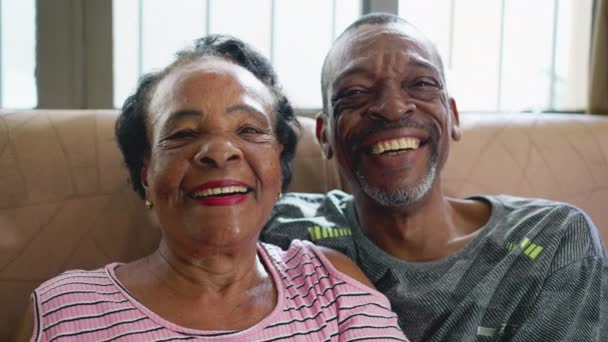 Felice Popolo Brasiliano Sorridente Macchina Fotografica Figlio Adulto Madre Anziana — Video Stock